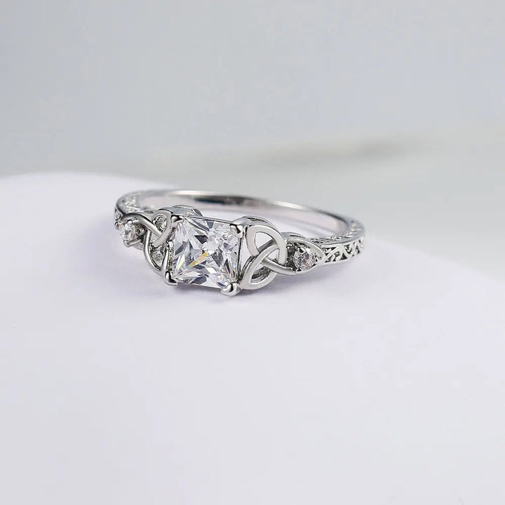 Bague avec design de nœud et pierre précieuse au centre | Or