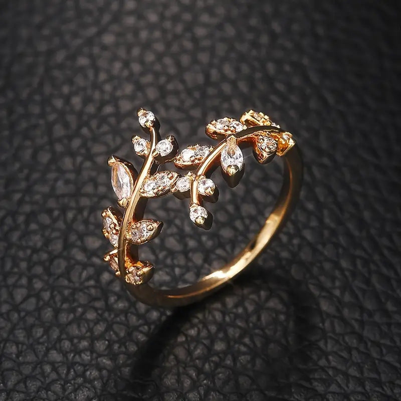 Elegant Ring with Vine | Gold