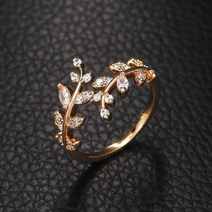 Elegant Ring with Vine | Gold