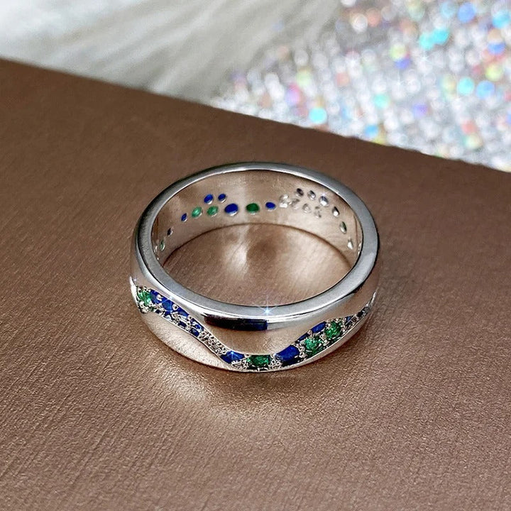 Bague rétro avec des pierres bleues et vertes | Or blanc