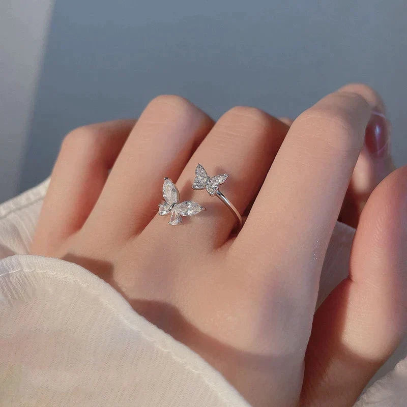 Bague réglable avec un papillon éclatant | Or blanc