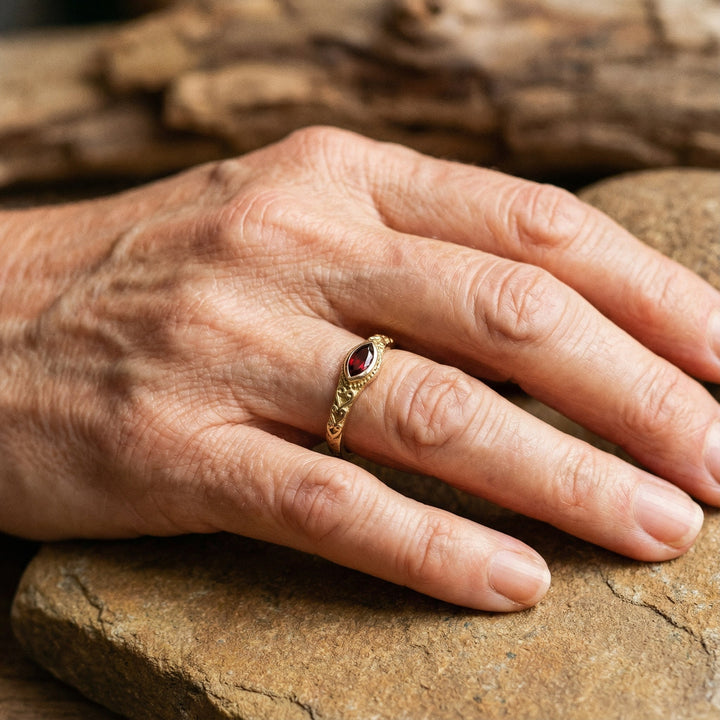 Bague vintage avec cristal rouge | Or
