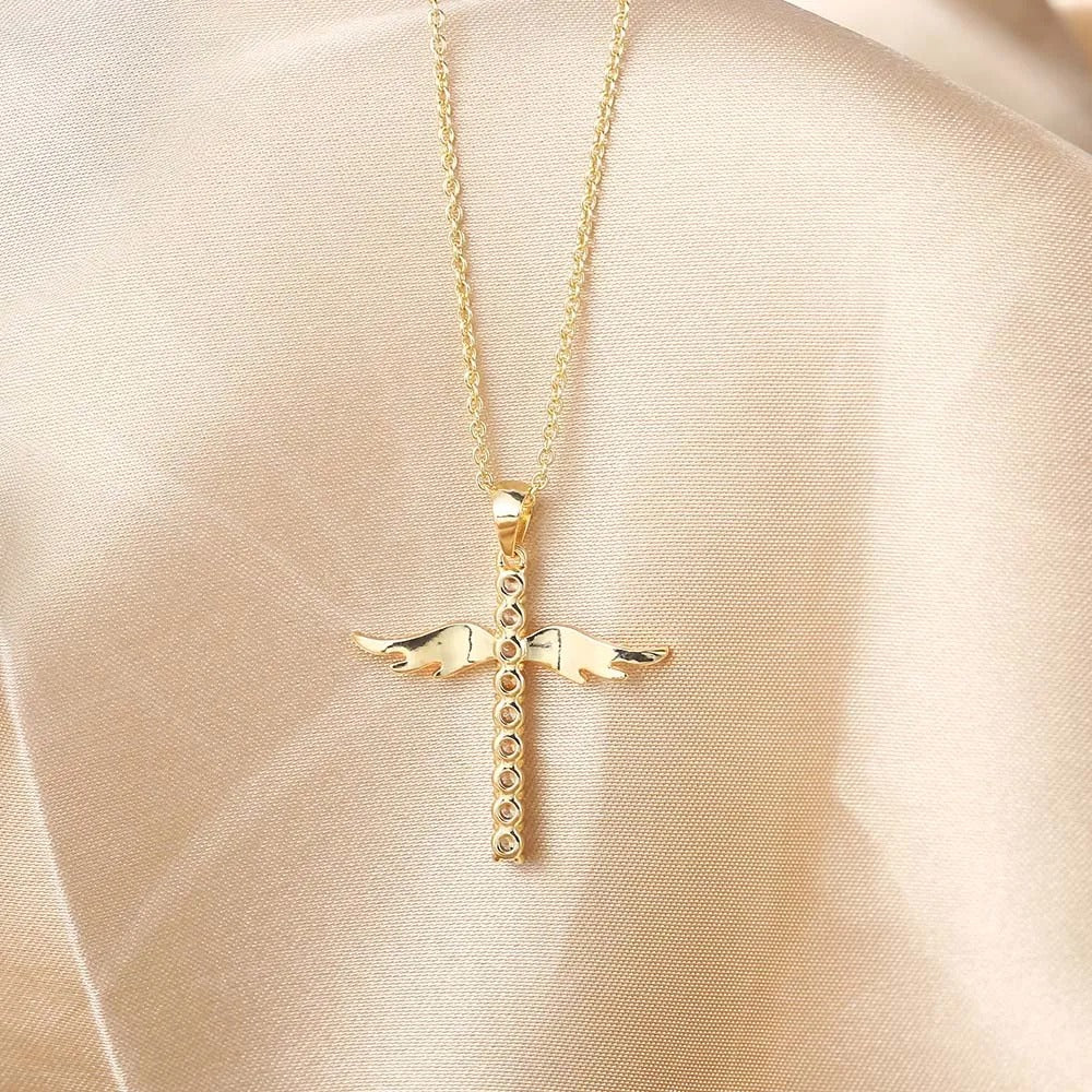 Collier avec croix et ailes d&