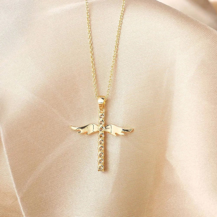 Collier avec croix et ailes d&