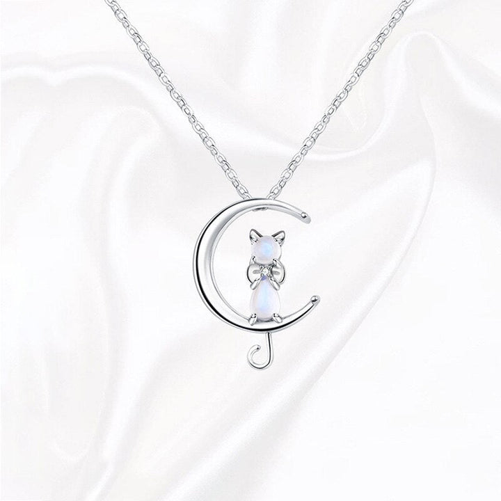 Collier avec pendentif en forme de croissant de lune et d&