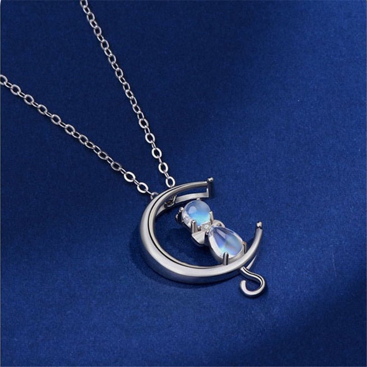 Collier avec pendentif en forme de croissant de lune et d&