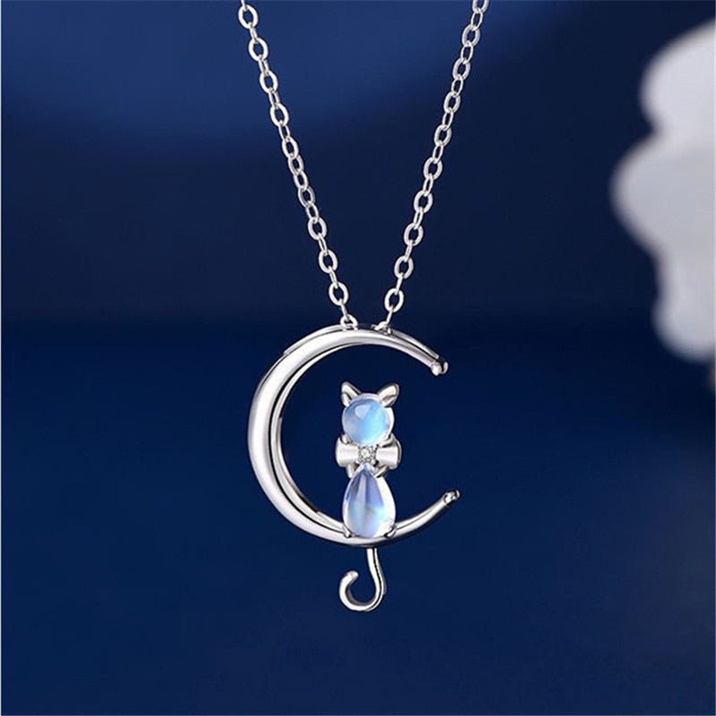 Collier avec pendentif en forme de croissant de lune et d&
