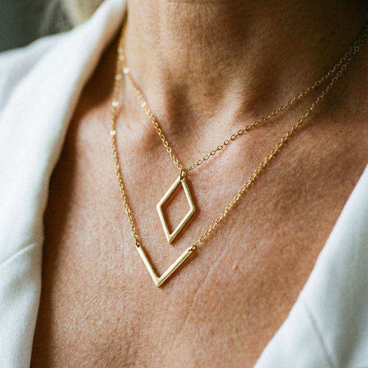 Collier élégant avec pendentif géométrique en forme de V | Or