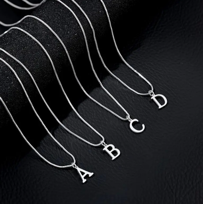Initial letter necklace in love | White gold