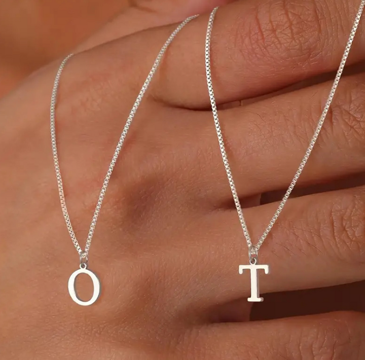 Initial letter necklace in love | White gold