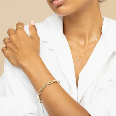 Initial letter necklace in love | White gold