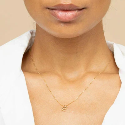 Initial letter necklace in love | White gold